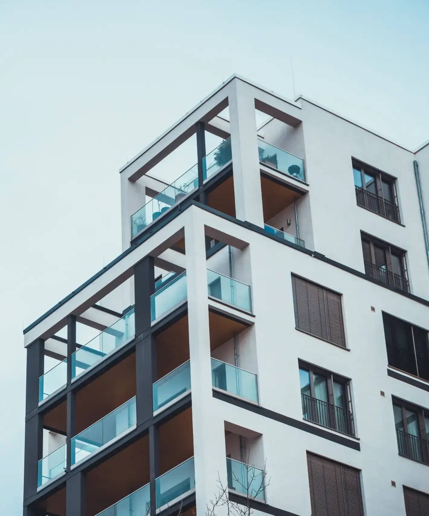 low-angle-view-on-white-and-brown-condominium-buil-2026-01-09-13-06-49-utc